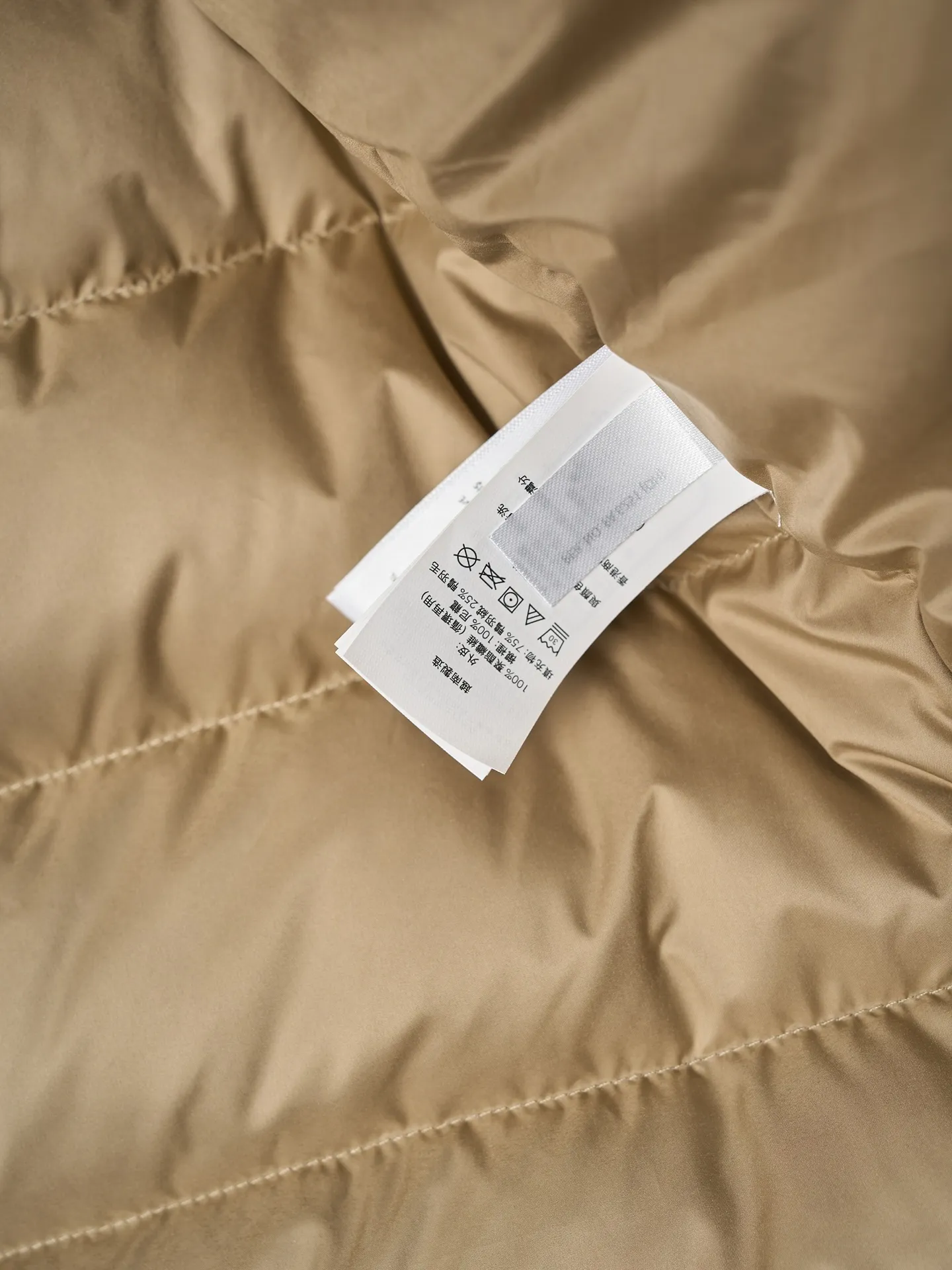 P900 Actual hanging auction】Ralph Lauren/Ralph Lauren pony logo embroidered ribs lightweight down jacket [Ready stock] S M L XL high-quality filling: 90 white duck down is selected, weighing 260g, ensuring excellent thermal insulation performance. After strict screening and processing, the velvet is not easy to drill, ensuring durability. The nylon fabric has good windproof and waterproof properties, which can effectively block the intrusion of wind and rain from the outside. It keeps the interior dry and is suitable for wearing in humid or rainy environments.  The red label on the chest is made with an imported MECLO embroidery machine. The original pattern is scanned first, and then high-quality silk thread is used to make a pattern. The density effect is adjusted by continuous pattern making.  Exquisite details: the zipper design is simple and elegant, easy to operate; the closing design of the cuffs and hem effectively prevents the intrusion of cold wind, improving the warmth and comfort of wearing.  All the hangtags, wash marks, air holes, and four-button buttons are all custom-made using original one-to-one molds.